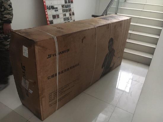 硕大的跑步机包装箱