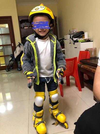 柒小佰小怪兽儿童轮滑鞋