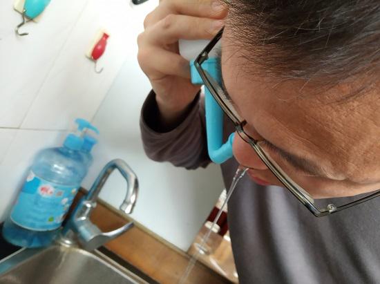 使用手动洗鼻器清洗鼻腔