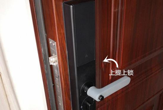 把手上提上锁