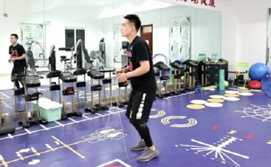 双腿微曲