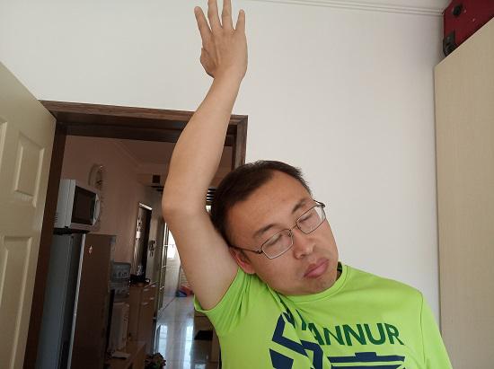 手肘擦汗