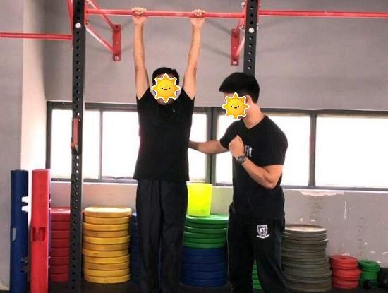 吊单杠