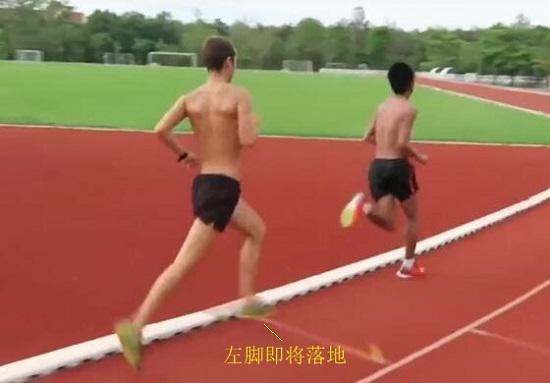 右脚跃起后向前迈步