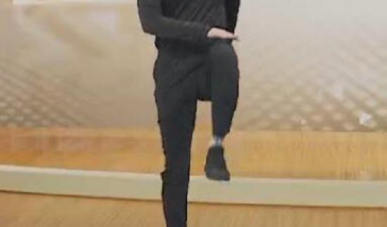 高抬腿走