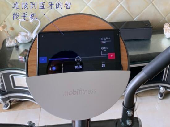 莫比椭圆机的仪表台及外置的智能手机