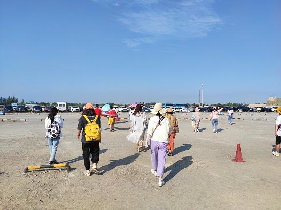 西部影视城停车场