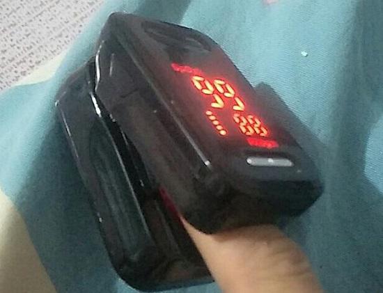 用指夹式血氧仪进行血氧饱合度测试