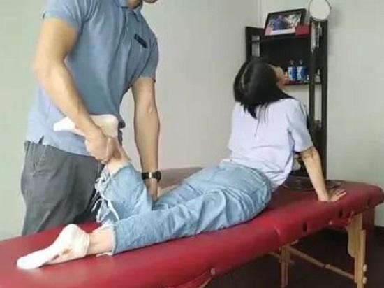 麦肯基疗法（由他人辅助的手法治疗）