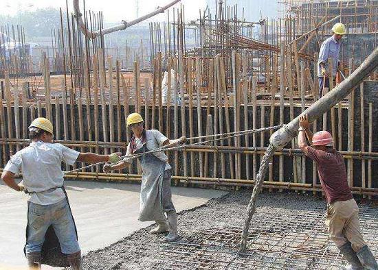 建筑工人盖房子（浇筑地基）
